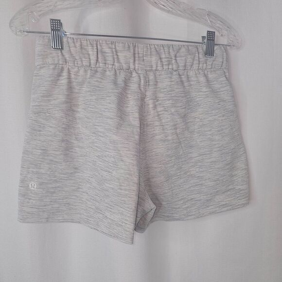 Lululemon On The Fly Short *2.5" size 6 - Picture 7 of 11